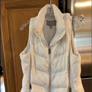 Puffer vest in White with hood